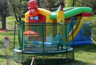  Camas elásticas y toboganes 